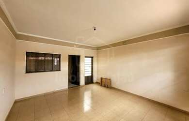 Imagem: A casa possui 2 Dormitórios, 1 Banheiro, 2 Vagas na garagem