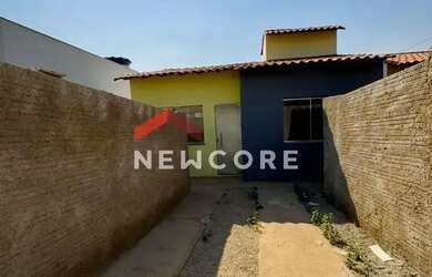 Imagem: A casa à venda possui 2 Dormitórios, 1 Banheiro, 1 Vaga na