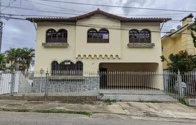 Imagem: A casa possui 4 Dormitórios, 1 Banheiro, 4 Vagas na garagem