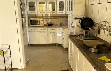 Imagem: A casa possui 3 Dormitórios, 2 Banheiros, 5 Vagas na garagem