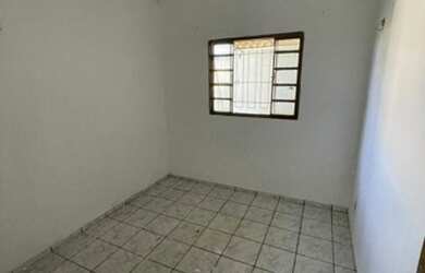 Imagem: A casa possui 2 Dormitórios, 1 Banheiro e está localizado