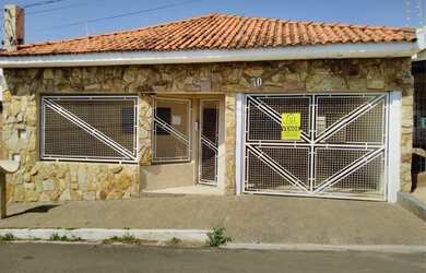 Imagem: A casa possui 2 Dormitórios, 2 Banheiros, 2 Vagas na garagem