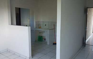 Imagem: A casa possui 2 Dormitórios, 1 Banheiro e está localizado