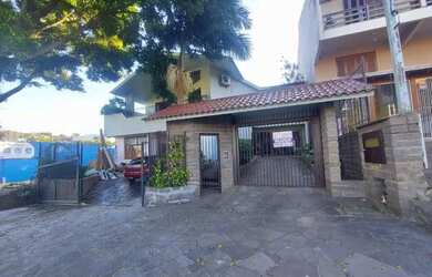 Imagem: A casa possui 4 Dormitórios, 2 Banheiros, 300m² de Área