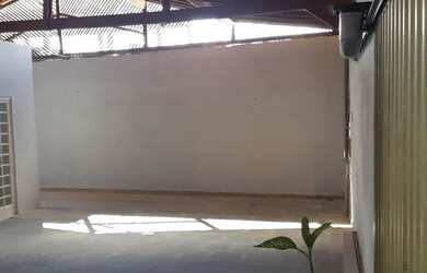 Imagem: A casa possui 2 Dormitórios, 1 Banheiro, 4 Vagas na garagem