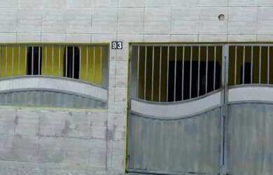 Imagem: A casa possui 2 Dormitórios, 2 Banheiros e 2 Vagas na garagem