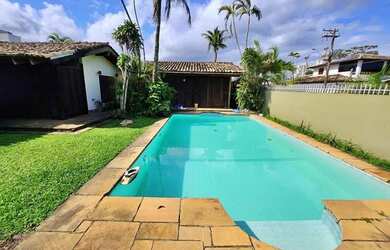 Imagem: A casa possui 4 Dormitórios, 3 Banheiros, 2 Vagas na garagem