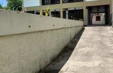 Imagem: A casa possui 5 Dormitórios, 4 Banheiros, 5 Vagas na garagem