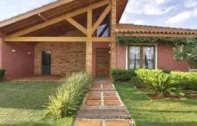 Imagem: A casa possui 2 Dormitórios, 2 Banheiros, 2 Vagas na garagem