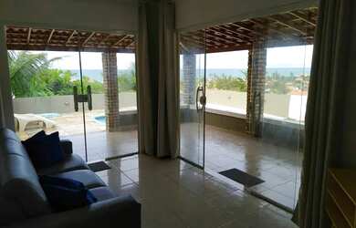 Imagem: A casa possui 3 Dormitórios, 2 Banheiros, 3 Vagas na garagem