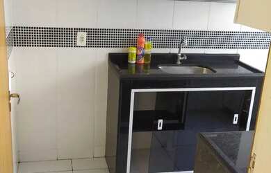 Imagem: O apartamento possui 2 Dormitórios, 1 Banheiro, 1 Vaga na garagem