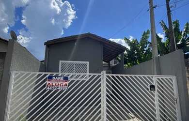 Imagem: A casa possui 3 Dormitórios, 1 Banheiro, 2 Vagas na garagem