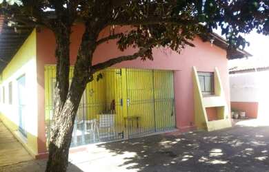 Imagem: A casa possui 3 Dormitórios, 4 Banheiros, 4 Vagas na garagem