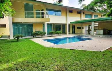 Imagem: A casa em condomínio possui 4 Dormitórios, 4 Banheiros, 4