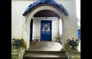 Imagem: A casa possui 4 Dormitórios, 4 Banheiros, 3 Vagas na garagem