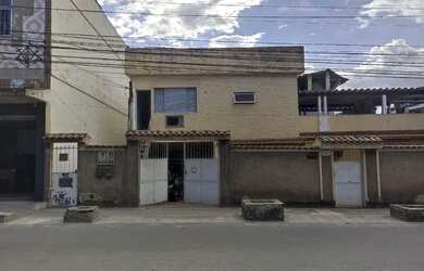 Imagem: A casa possui 5 Dormitórios, 3 Banheiros, 2 Vagas na garagem