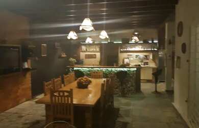 Imagem: A casa possui 2 Dormitórios, 4 Banheiros, 5 Vagas na garagem