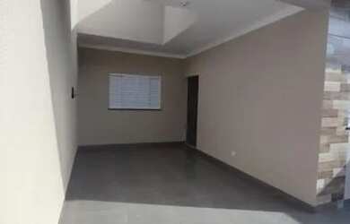 Imagem: A casa possui 3 Dormitórios, 1 Banheiro, 2 Vagas na garagem