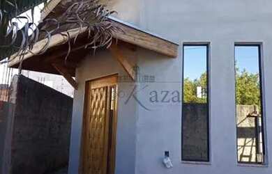 Imagem: A casa possui 3 Dormitórios, 2 Banheiros, 3 Vagas na garagem