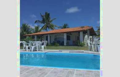 Imagem: A casa possui 3 Dormitórios, 2 Banheiros, 5 Vagas na garagem