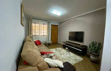 Imagem: A casa possui 3 Dormitórios, 2 Banheiros, 3 Vagas na garagem