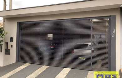 Imagem: A casa possui 3 Dormitórios, 3 Banheiros, 2 Vagas na garagem