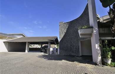 Imagem: A casa possui 5 Dormitórios, 5 Banheiros, 5 Vagas na garagem