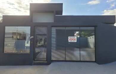 Imagem: A casa possui 3 Dormitórios, 2 Banheiros, 2 Vagas na garagem