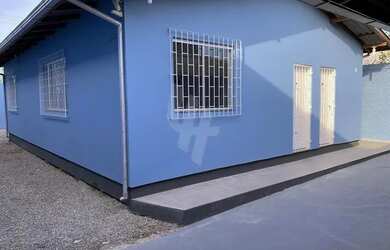 Imagem: A casa possui 4 Dormitórios, 3 Banheiros, 3 Vagas na garagem