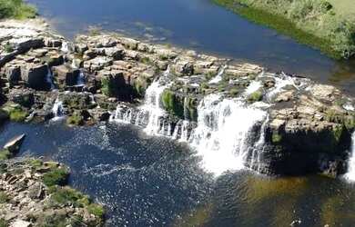Imagem: O terreno e possui Dormitórios, Suítes, Banheiros, 1100-0m²