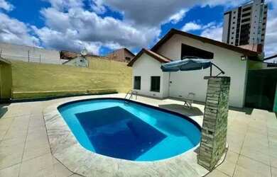 Imagem: A casa possui 3 Dormitórios, 2 Banheiros e está localizado