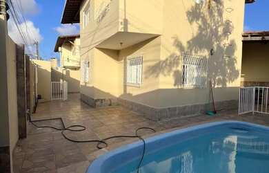 Imagem: A casa possui 4 Dormitórios, 3 Banheiros, 1 Vaga na garagem