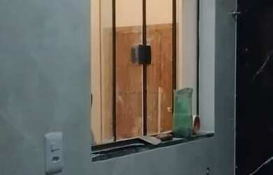 Imagem: A casa possui 3 Dormitórios, 2 Banheiros e 2 Vagas na garagem