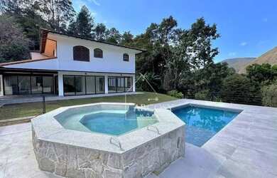 Imagem: A casa em condomínio à venda possui 4 Dormitórios, 5 Banheiros