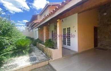 Imagem: A casa possui 4 Dormitórios, 4 Banheiros, 4 Vagas na garagem