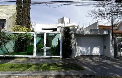 Imagem: A casa possui 5 Dormitórios, 5 Banheiros, 4 Vagas na garagem