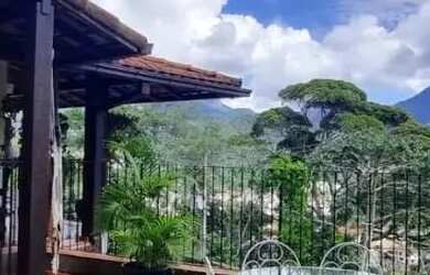 Imagem: A casa possui 4 Dormitórios, 5 Banheiros, 2 Vagas na garagem