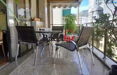 Imagem: O apartamento possui 3 Dormitórios, 5 Banheiros, 2 Vagas na