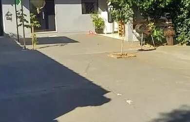 Imagem: A casa possui 3 Dormitórios, 1 Banheiro, 2 Vagas na garagem