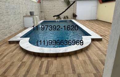 Imagem: A casa possui 4 Dormitórios, Acomodam 15 pessoas, 4 Vagas na