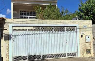 Imagem: A casa possui 4 Dormitórios, 3 Banheiros, 4 Vagas na garagem