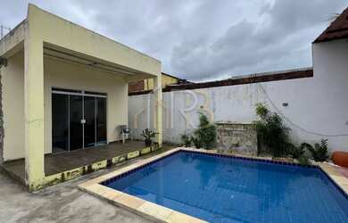 Imagem: A casa em condomínio possui 3 Dormitórios, 3 Banheiros, 525m²