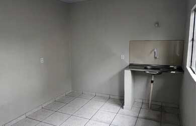 Imagem: A casa possui 1 Dormitório, 1 Banheiro, 1 Vaga na garagem