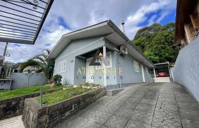 Imagem: A casa possui 3 Dormitórios, 2 Banheiros, 2 Vagas na garagem