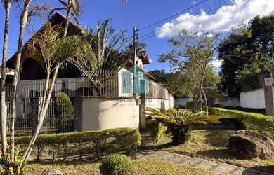 Imagem: A casa possui 5 Dormitórios, 5 Banheiros, 2 Vagas na garagem