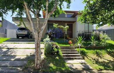 Imagem: A casa possui 4 Dormitórios, 5 Banheiros, 2 Vagas na garagem