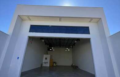 Imagem: O depósito possui 3 Vagas na garagem, 200m² de Área, Imóvel