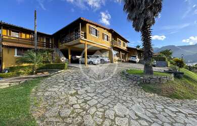 Imagem: A casa possui 4 Dormitórios, 3 Banheiros, 4 Vagas na garagem