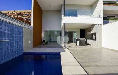 Imagem: A casa em condomínio possui 4 Dormitórios, 5 Banheiros, 3