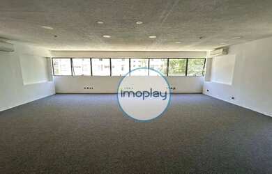 Imagem: O depósito possui 3 Vagas na garagem, 96m² de Área e está